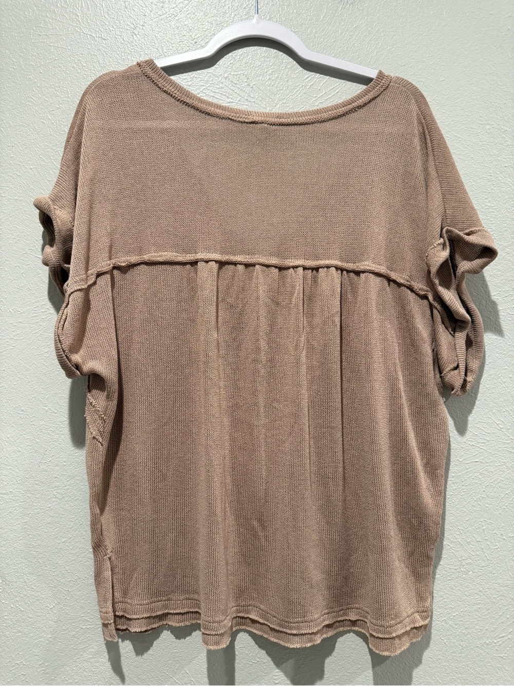 POL Taupe Exposed-Seam Lightweight Knit V-Neck Top - Picture 5 of 10